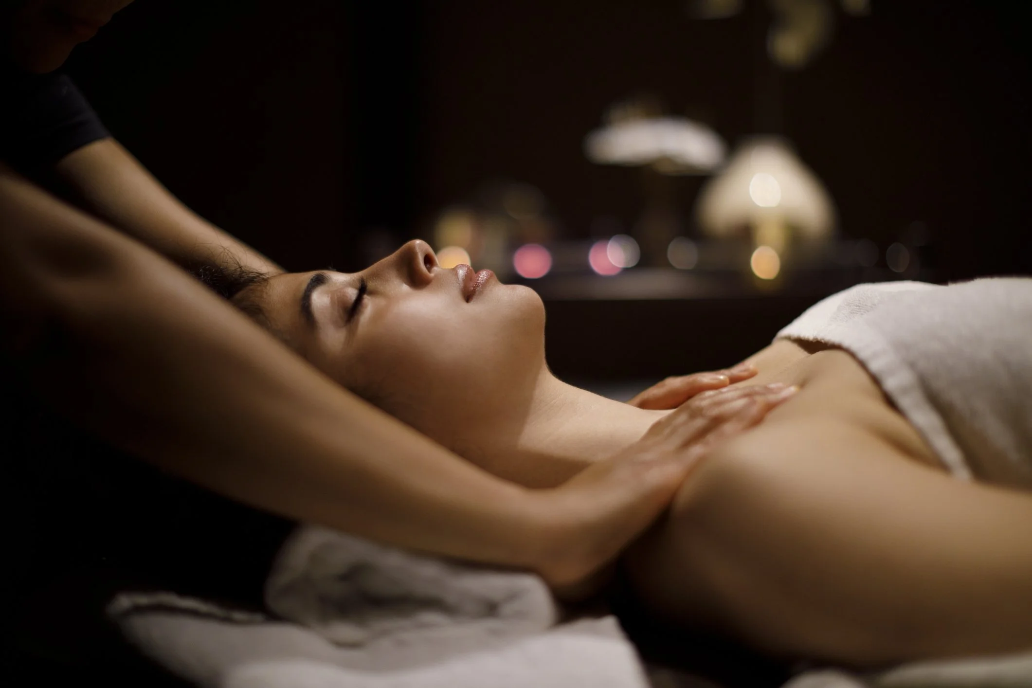 How Much to Tip for Massage? A Guide to Gratuity Etiquette - Womanenjoyingmassageinspacenter 2